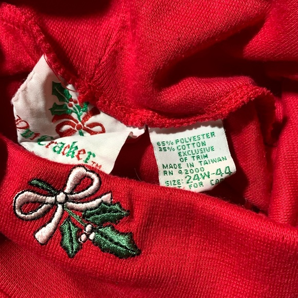 NUT CRACKER-red ‘MISTLETOE’ sewn/embroidered lightweight long sleeve turtleneck - Picture 8 of 9